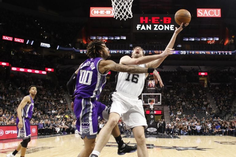 Pau Gasol intenta tirar a canasta