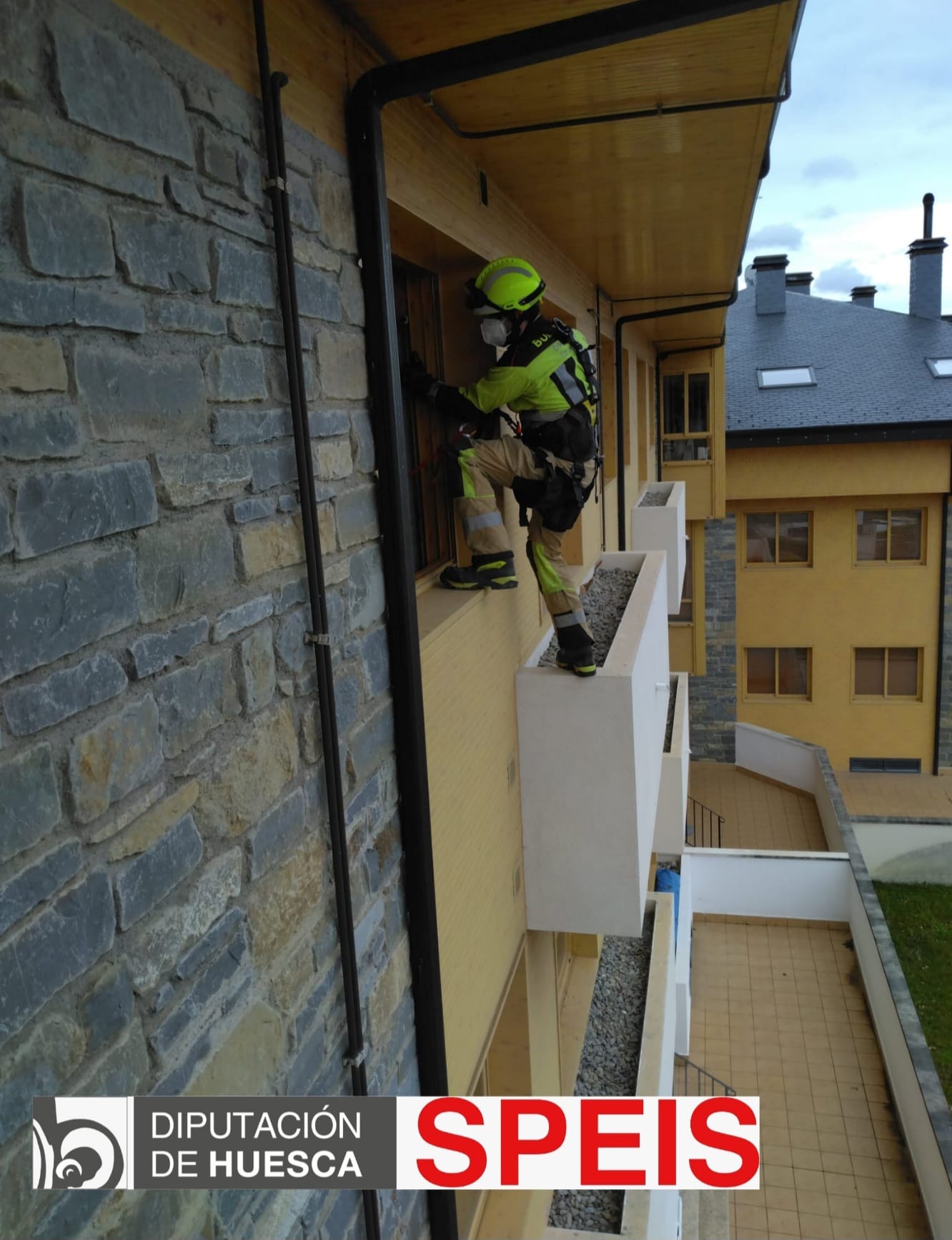 Los bomberos han accedido a la vivienda desde la ventana de los propios vecinos