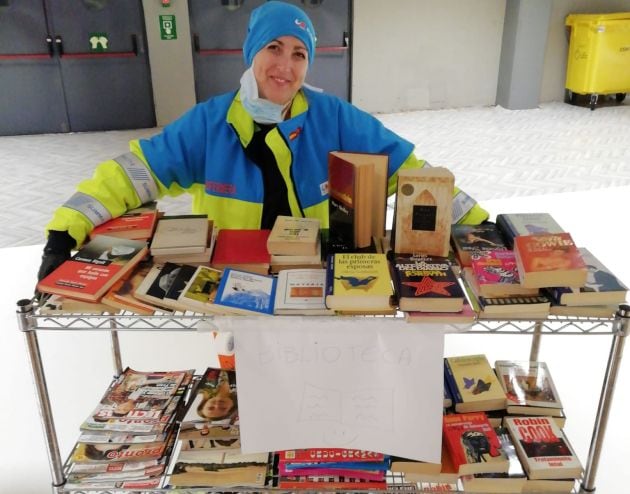 El primer carrito de la biblioteca &#039;Resistiré&#039; del Hospital de campaña de IFEMA que Ana Ruiz montó