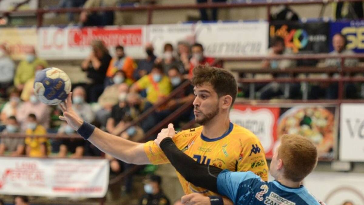 El internacional italiano del Tubos Aranda repasa en El Banquillo la actual situación de crisis del equipo y afirma que "lo importante ahora es ganar a Teucro"