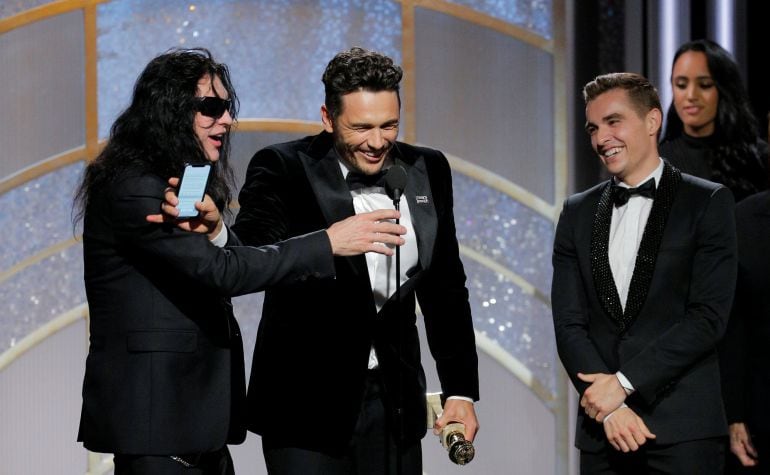 James Franco, junto a Tommy Wiseau, tras ganar el Globo de Oro a mejor actor de comedia