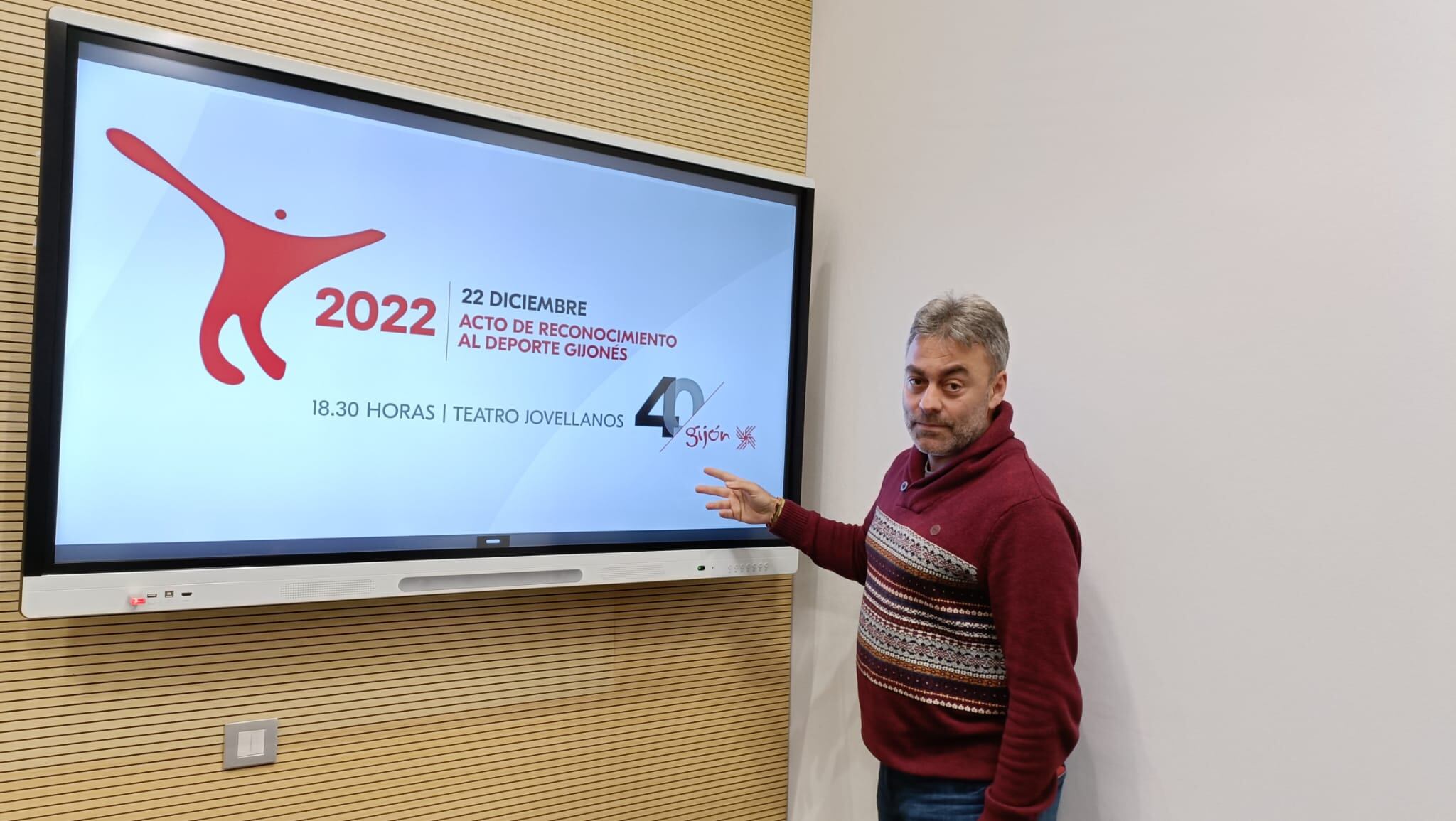 El concejal Ramón Tuero presentó el acto de homenaje al deporte gijonés.