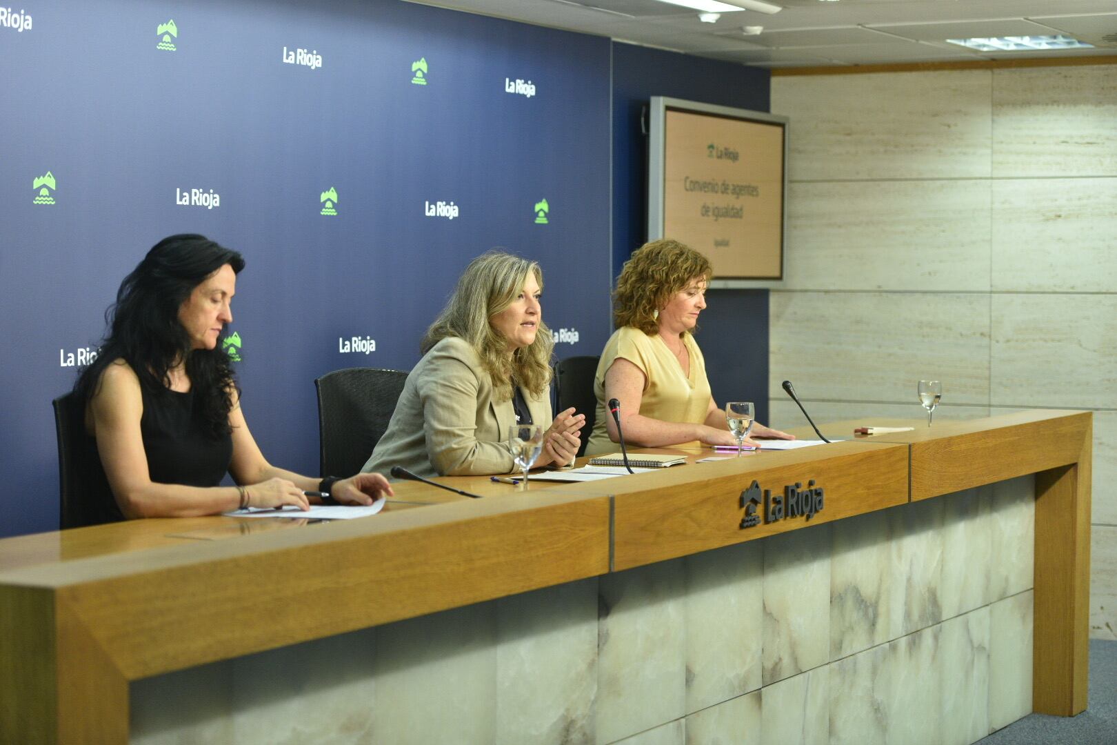 La directora general de Igualdad, Emilia Fernández, junto a las responsables de UGT y CCOO en la renovación del acuerdo sobre los agentes de igualdad.