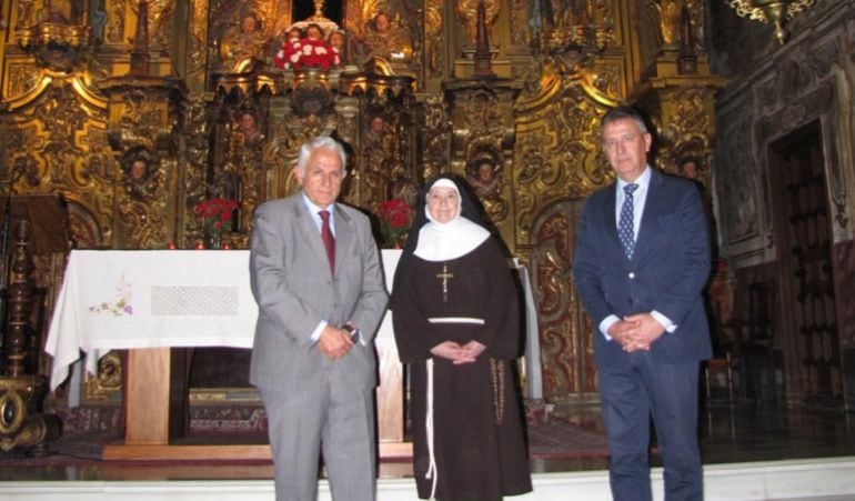 De izquierda a derecha, Antonio Pascual, presidente de la Fundación Sevillana Endesa; la madre María Dolores, abadesa del Convento de Santa Rosalía; y Francisco Arteaga, director general de Endesa Andalucía y Extremadura