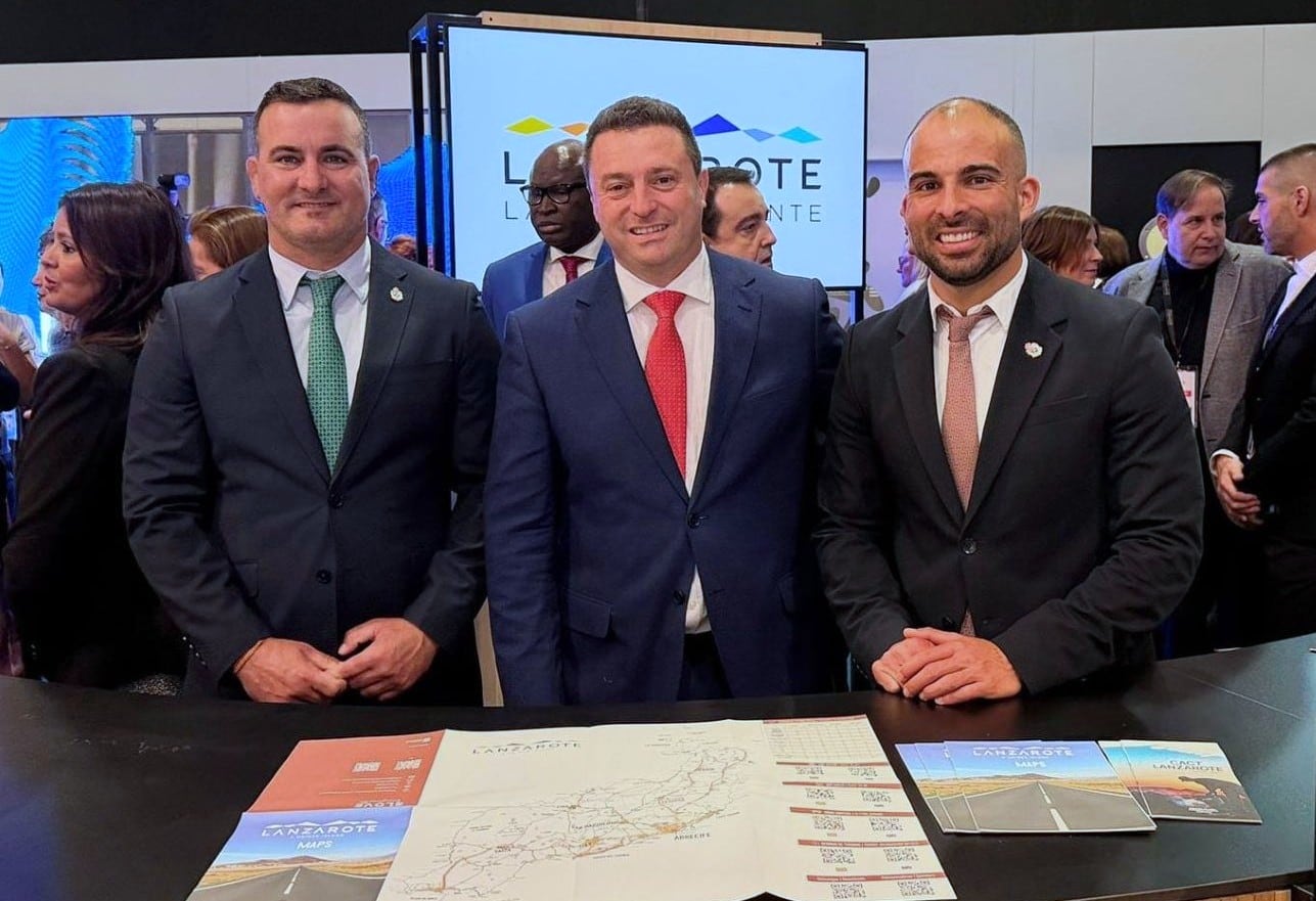 De izquierda a derecha: Ángel Lago (concejal de Deportes de Yaiza), Óscar Noda (alcalde) y Daniel Medina (concejal de Turismo de Yaiza).