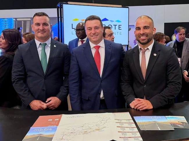 De izquierda a derecha: Ángel Lago (concejal de Deportes de Yaiza), Óscar Noda (alcalde) y Daniel Medina (concejal de Turismo de Yaiza).