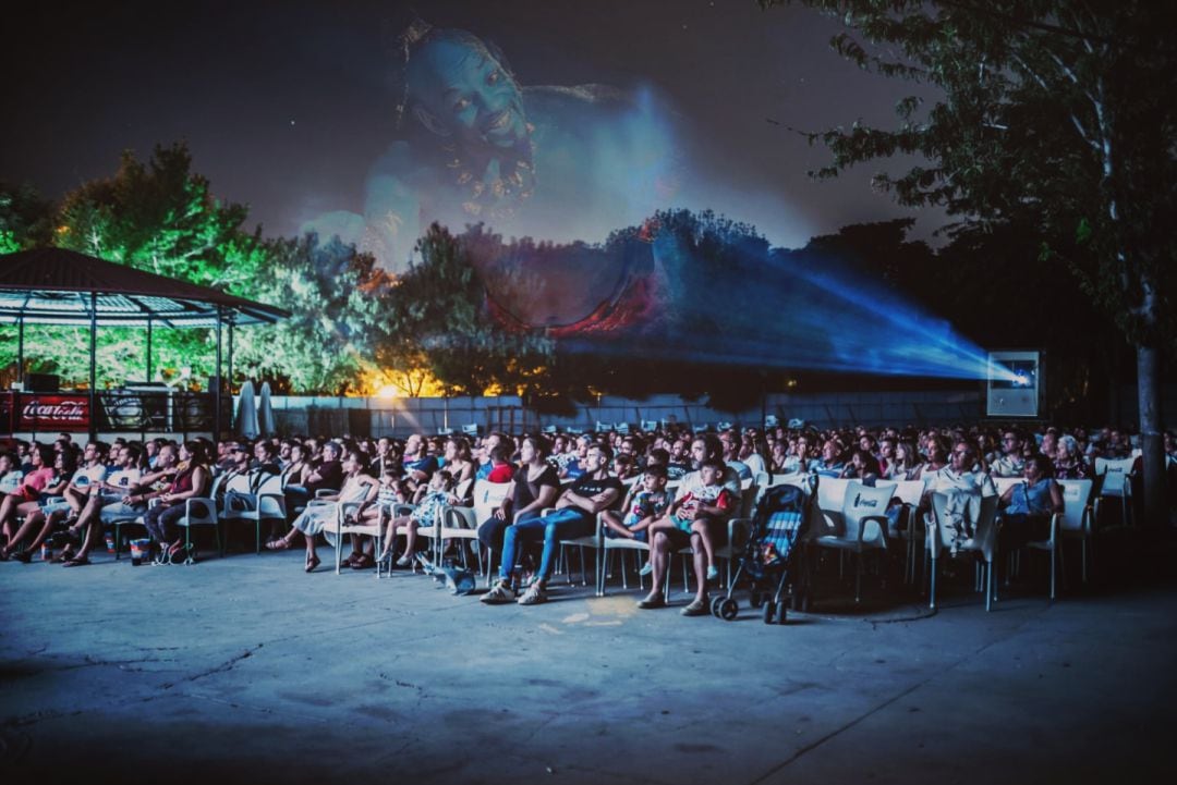 Espectadores en el cine de verano al aire libre