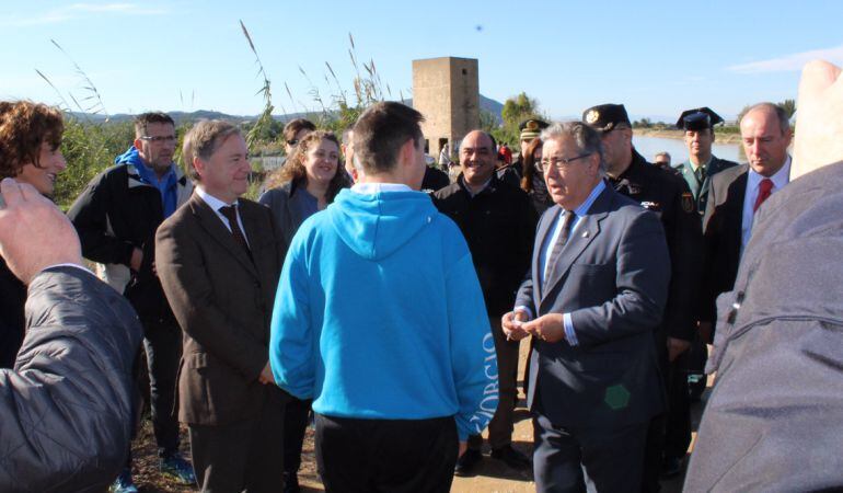 El ministro Juan Ignacio Zoido durante su visita a las zonas afectadas