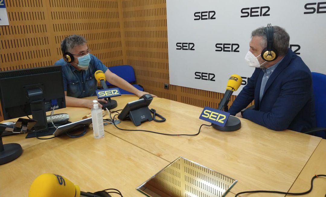 Óscar Urralburu, portavoz nacional de Más País, en los estudios de Radio Murcia, durante la entrevista en el programa Hoy por hoy