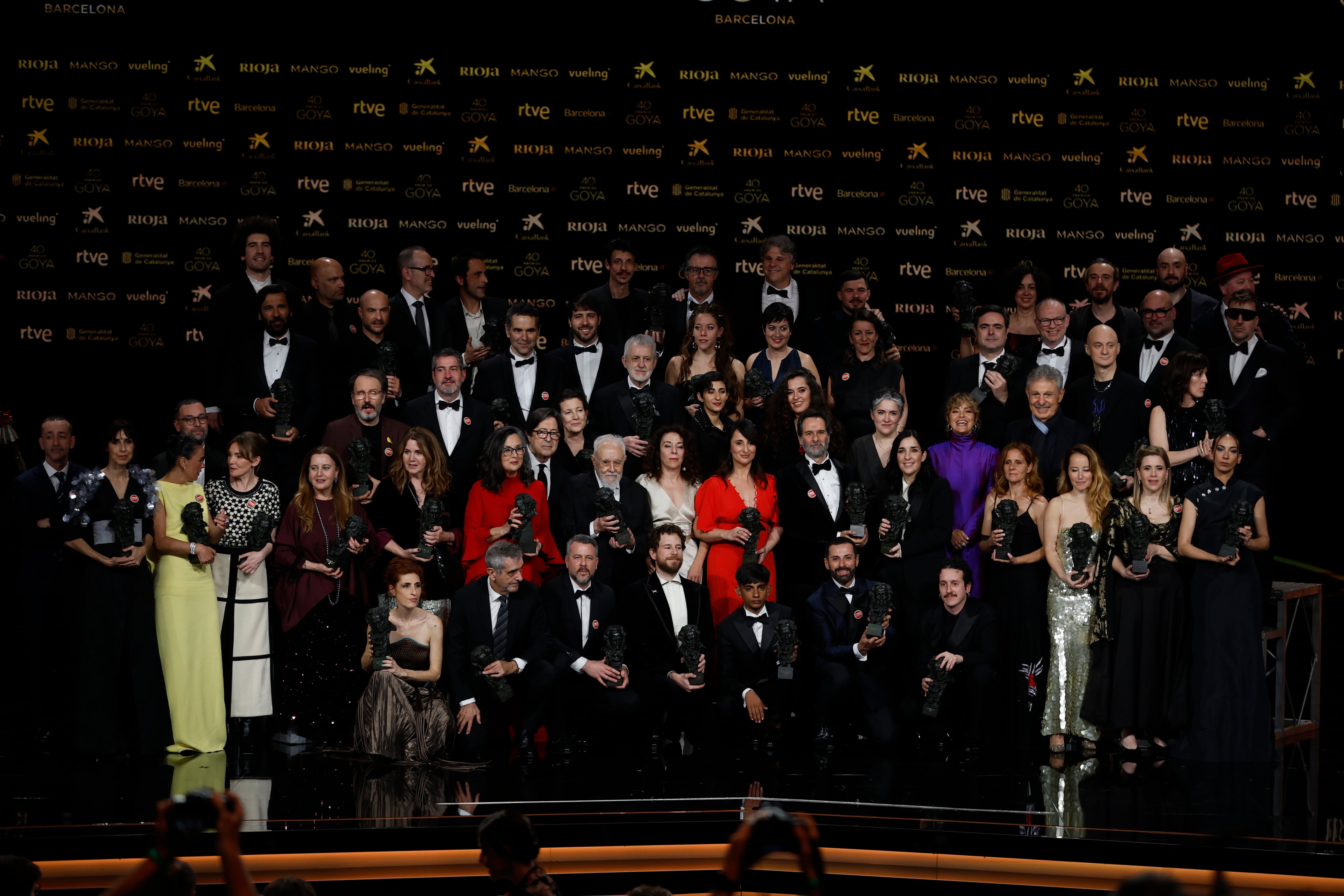 BARCELONA, 28/02/2026.- Fotografía de familia de los galardonados en los Premios Goya, en su 40 edición, este sábado en el Auditorio Fórum CCIB de Barcelona. EFE/Alberto Estévez