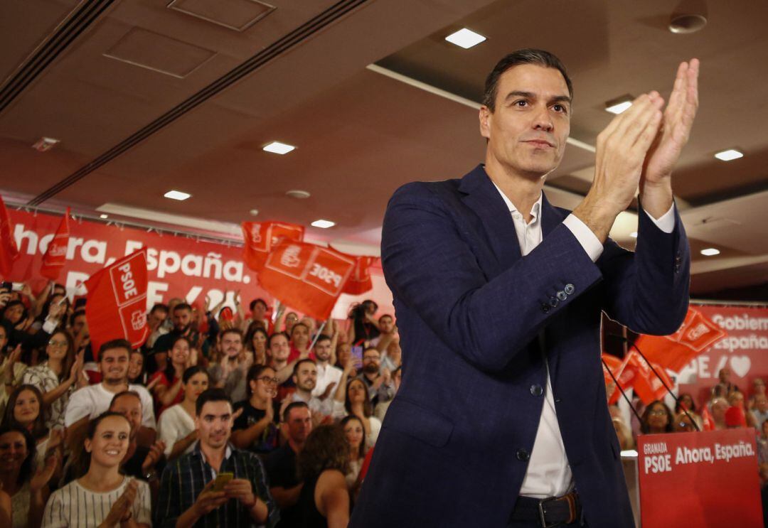 El secretario general del PSOE y presidente del Gobierno en funciones, Pedro Sánchez, participan en un acto público en Granada.