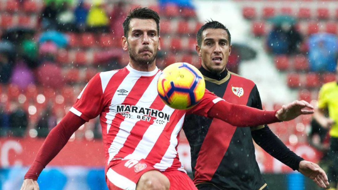 Pedro Alcalá pugnando por un balón.