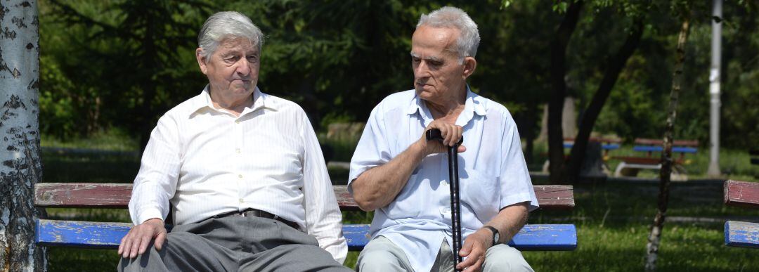 Ancianos en un banco