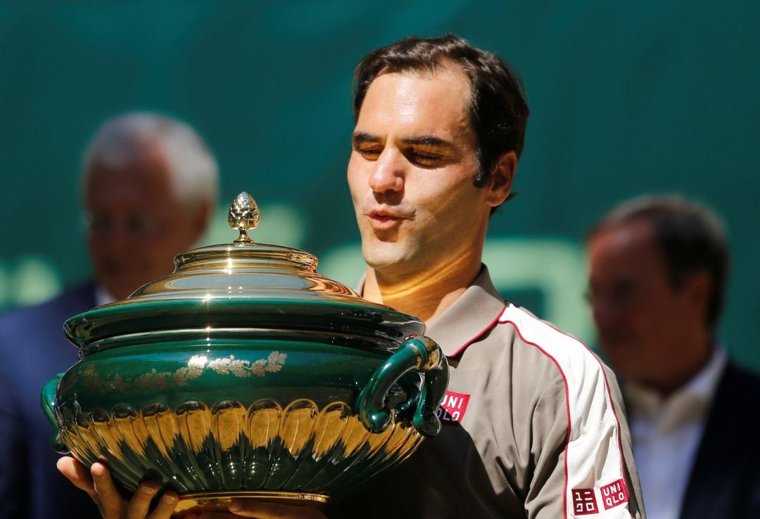 Federer posa con su décimo título en Halle.