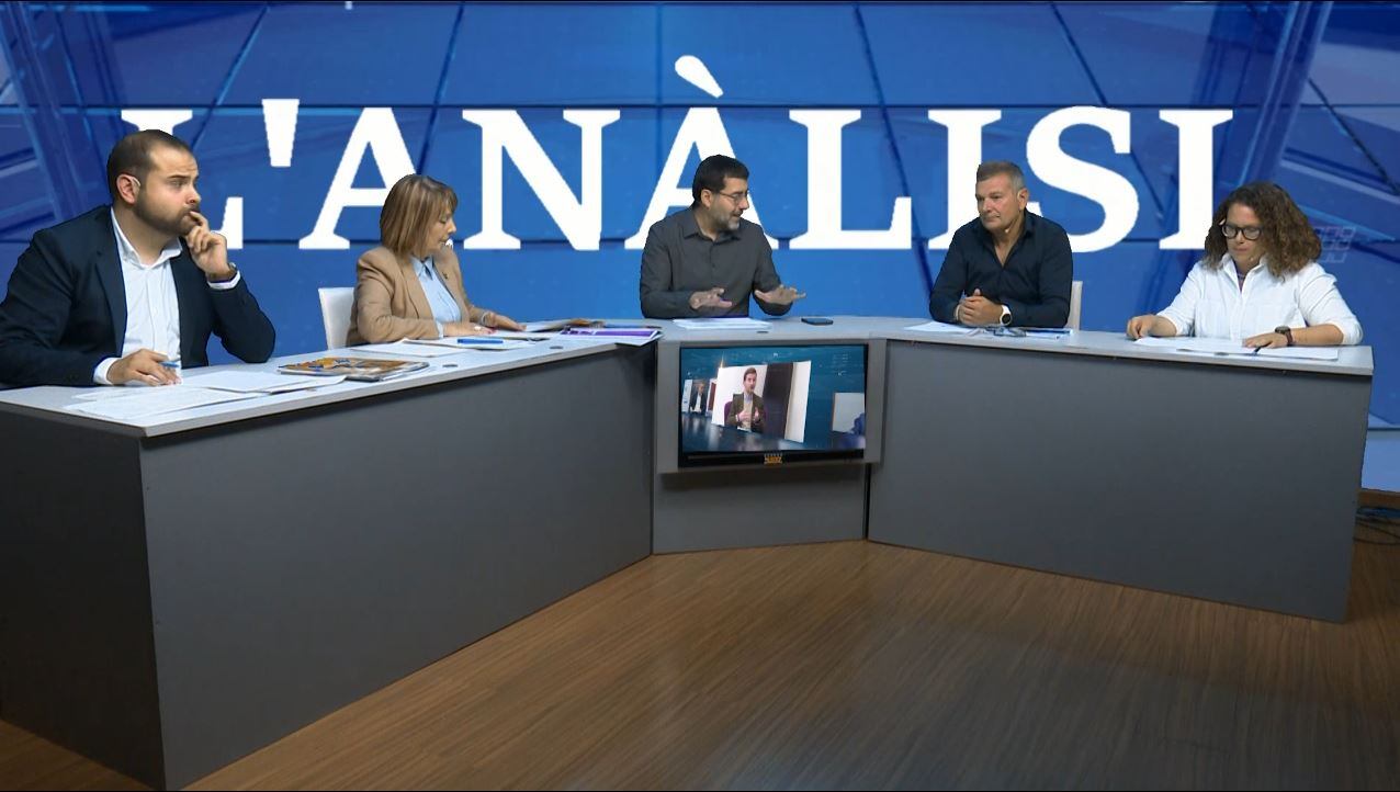 Un momento del debate sobre Juventud y Gente Mayor en los estudios del Grupo Radio Gandia.