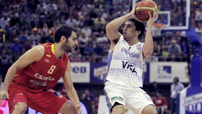 El base de la selección olímpica española, José Manuel Calderón, intenta evitar el avance de Facundo Campazzo, de la selección argentina, durante el partido amistoso, preparatorio para los Juegos Olímpicos de Londres, que les enfrenta esta noche en A Coru