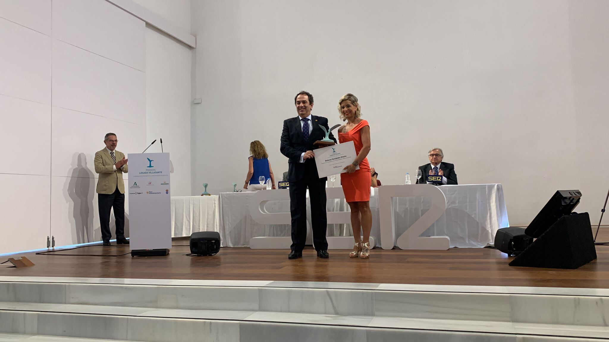 Dolores Fernández Ortuño recogiendo su premio Losada Villasante