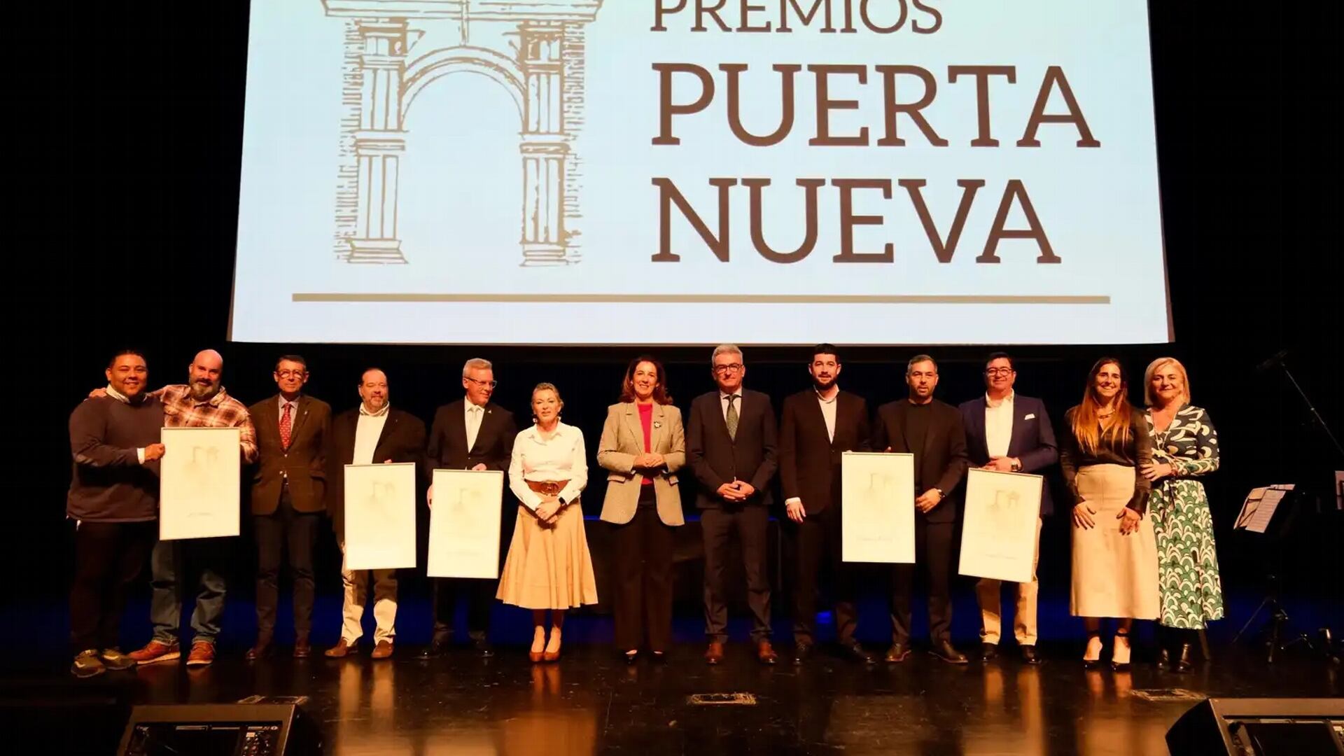Foto de familia de los galardonados con los Premios Puerta Nueva 2025