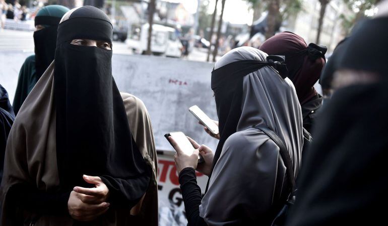 Mujeres musulmanas cubiertas protestan contra la prohibición de la burka y el nikab, en Copenague (Dinamarca)