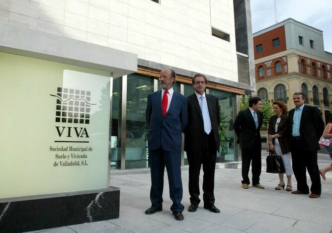 El alcalde, Javier León de la Riva, acompañado del concejal de Urbanismo, José Antonio García de Coca, y otros ediles del PP en la inauguración de VIVA, el 18 de julio de 2006
