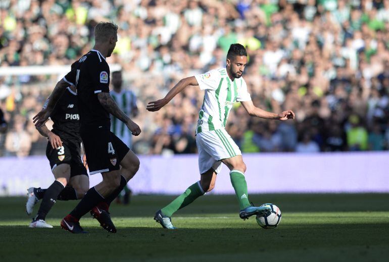 Ryad Boudebouz con Simon Kjaer durante el encuentro entre el Real Betis y el Sevilla FC.