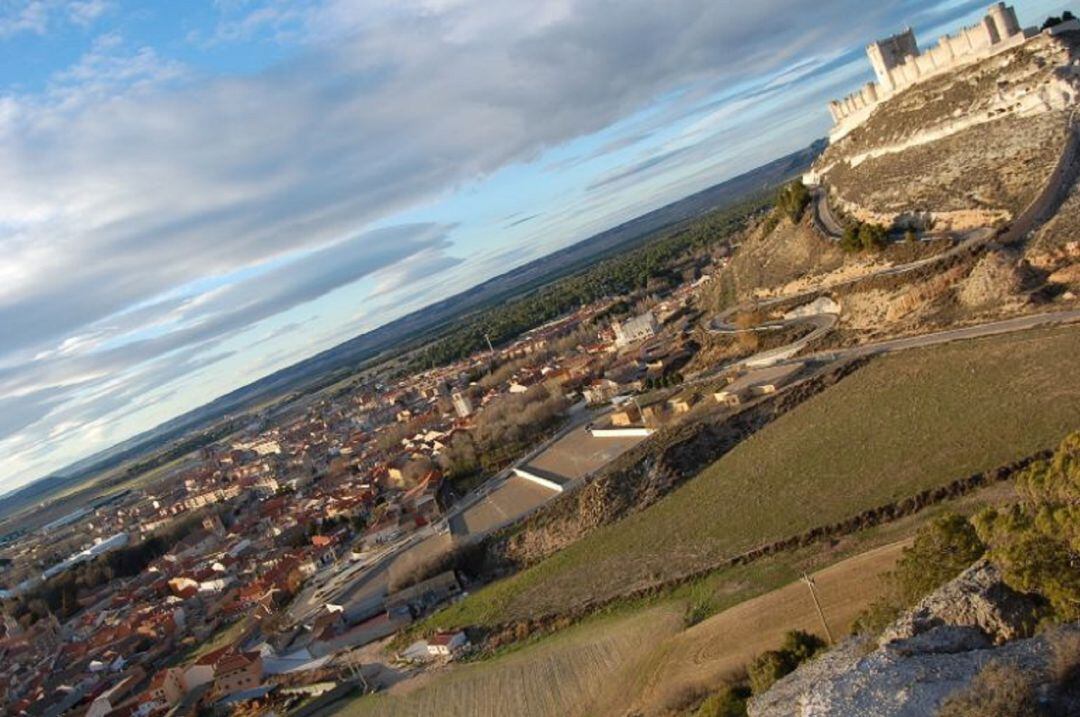 El Castillo de Peñafiel otea la localidad y el resto de la comarca del Campo de Peñafiel.