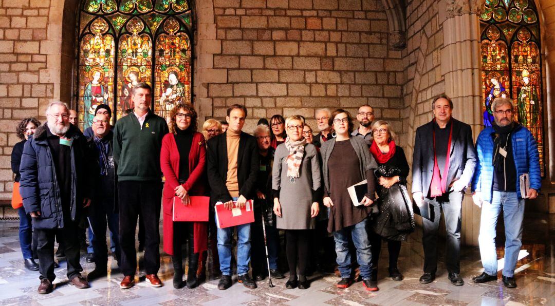 Els representants de BComú, PSC, ERC, PDeCAT i CUP i entitats per la memòria històrica a l'Ajuntament de Barcelona abans de l'anunci de la iniciativa per il·legalitzar la Fundació Francisco Franco