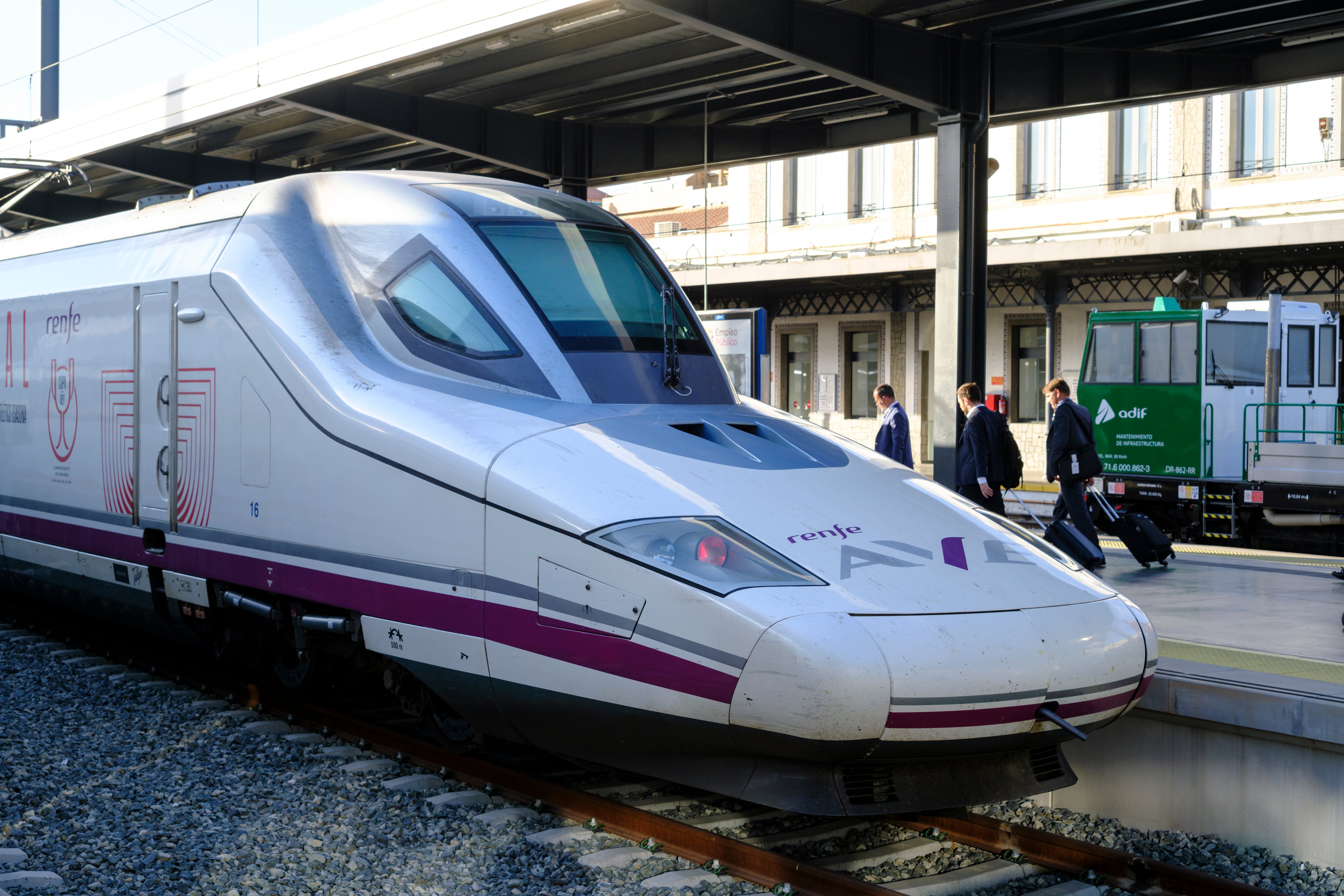 Un tren AVE en Granada.