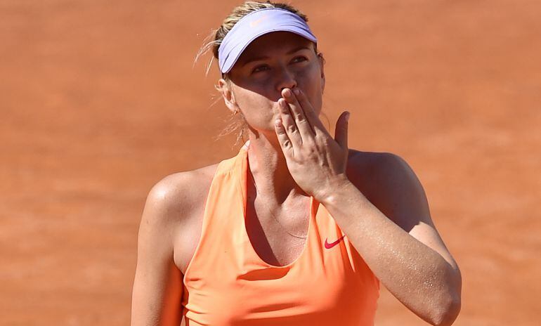 Sharapova manda un beso a la grada durante un partido en los Internacionales de Roma