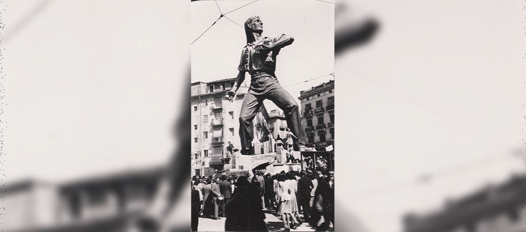 La relación entre el Valencia CF y la falla de la plaza de la Reina se remonta a la década de los 40 cuando Luis Casanova era a la vez presidente de la comisión y del club; en la imagen la falla que la comisión plantó en 1946