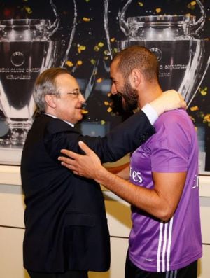 El delantero y el presidente del Real Madrid, Benzema y Florentino Pérez, se saludan tras las vacaciones.