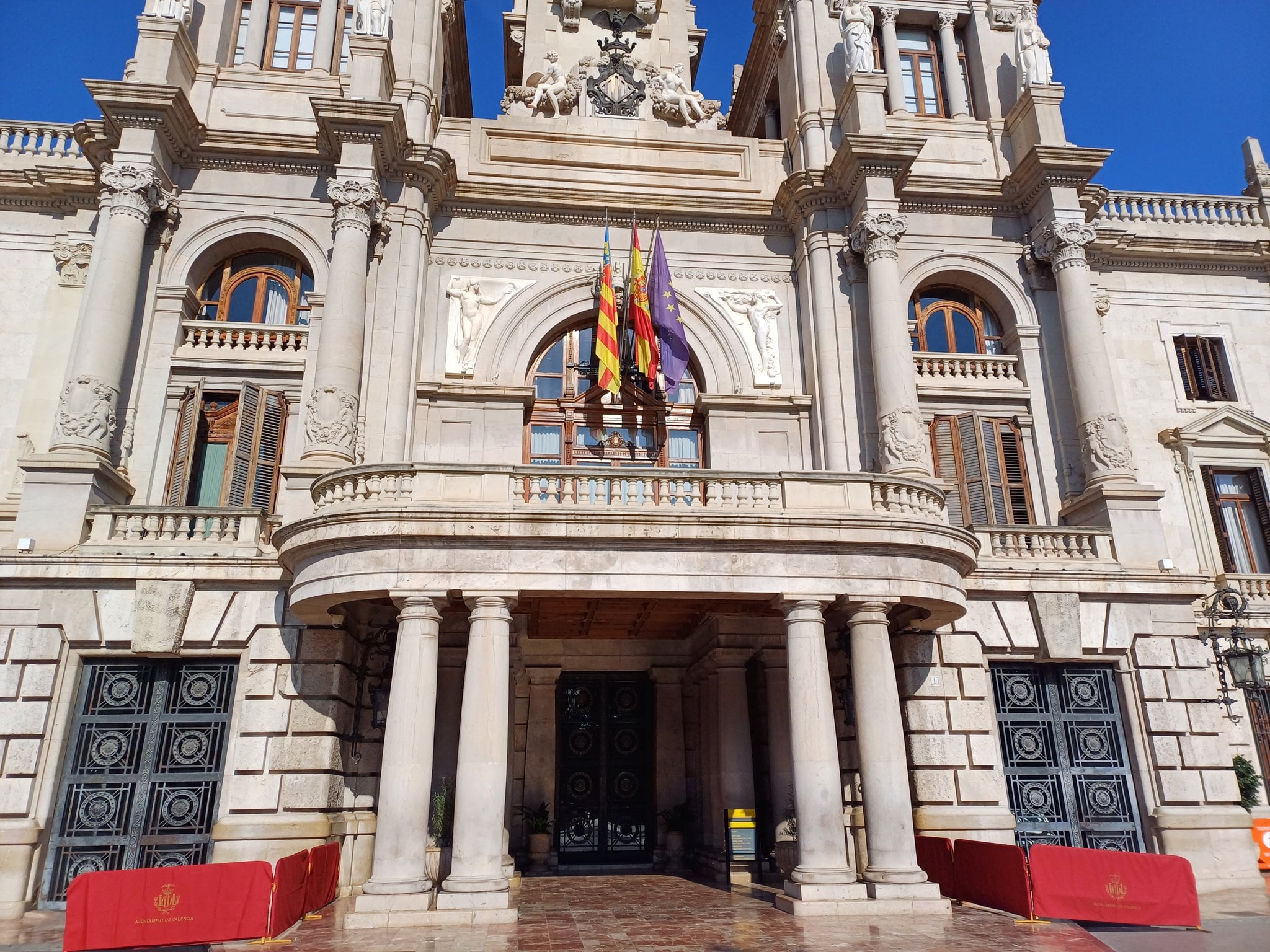 Retiran la bandera del arcoíris del Ayuntamiento de València. /