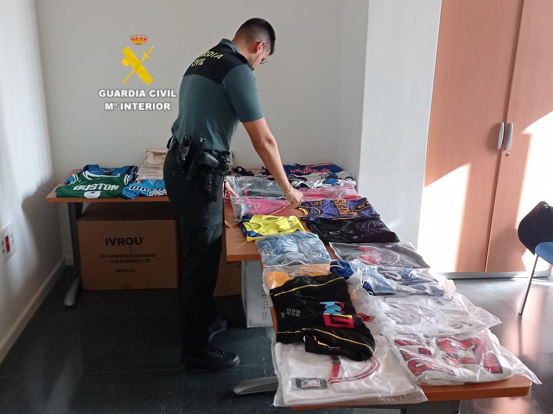 La Guardia Civil interviene mil prendas falsificadas valoradas en 50.000 euros