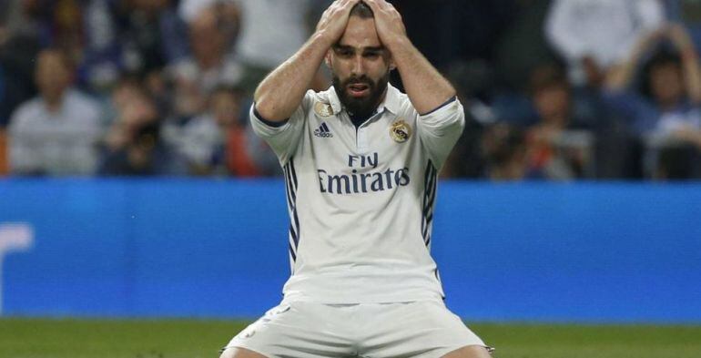 Dani Carvajal se lamenta tras una jugada en el Bernabéu