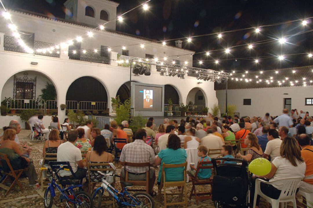 Patio del Cortijo del Alamillo durante una de las veladas del Veranillo del Alamillo.