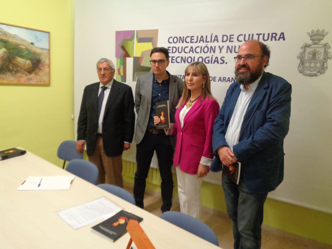 De izq. a dcha. Luis Arranz, Luis González, director del Instituto Castellano y Leonés de la Lengua, Azucena Esteban y Máximo López