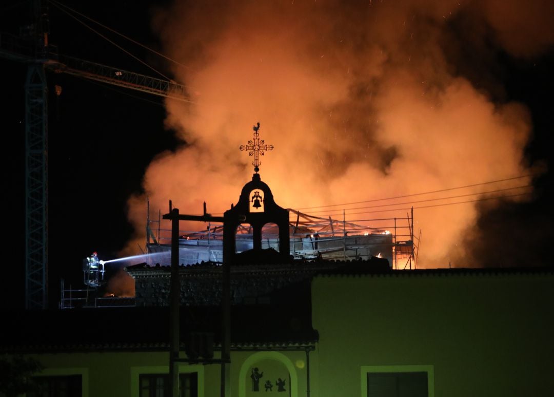 Incendio en la techumbre del monasterio ubicado en Ampudia (Palencia)