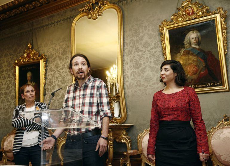 El secretario general de Podemos, Pablo Iglesias, junto a la secretaria general de Podemos en Navarra Laura Pérez, tras la reunión que ha mantenido en el Palacio de Navarra con la Presidenta del Ejecutivo navarro, Uxue Barcos (i), en su primera visita a P