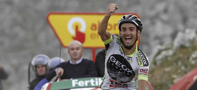 El ciclista del GEOX, Juan José Cobo, celebra su victoria en la decimoquinta etapa de la Vuelta Ciclista a España