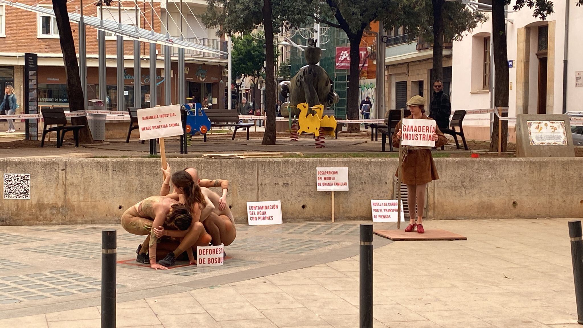 Manifestación en la plaza de las Aulas de Castelló contra la ganadería intensiva este viernes 24 de marzo.