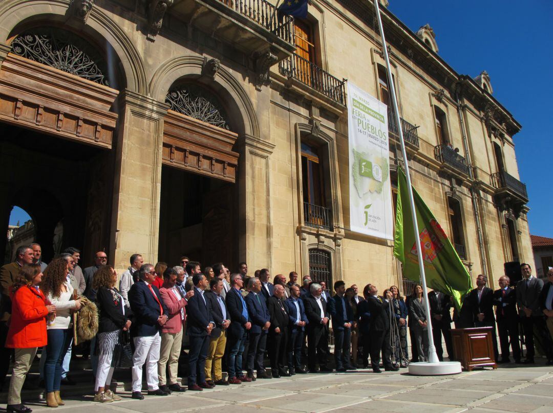 Momento del izado de la bandera de la provincia.