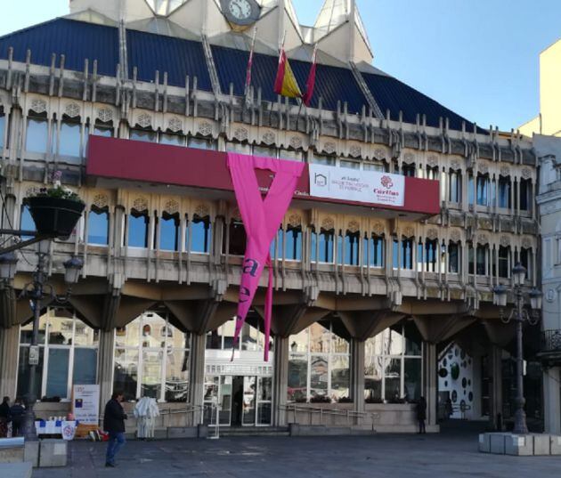 Lazo rosa que se exhibe esta semana en el balcón del Ayuntamiento de Ciudad Real en solidaridad con las personas sin hogar