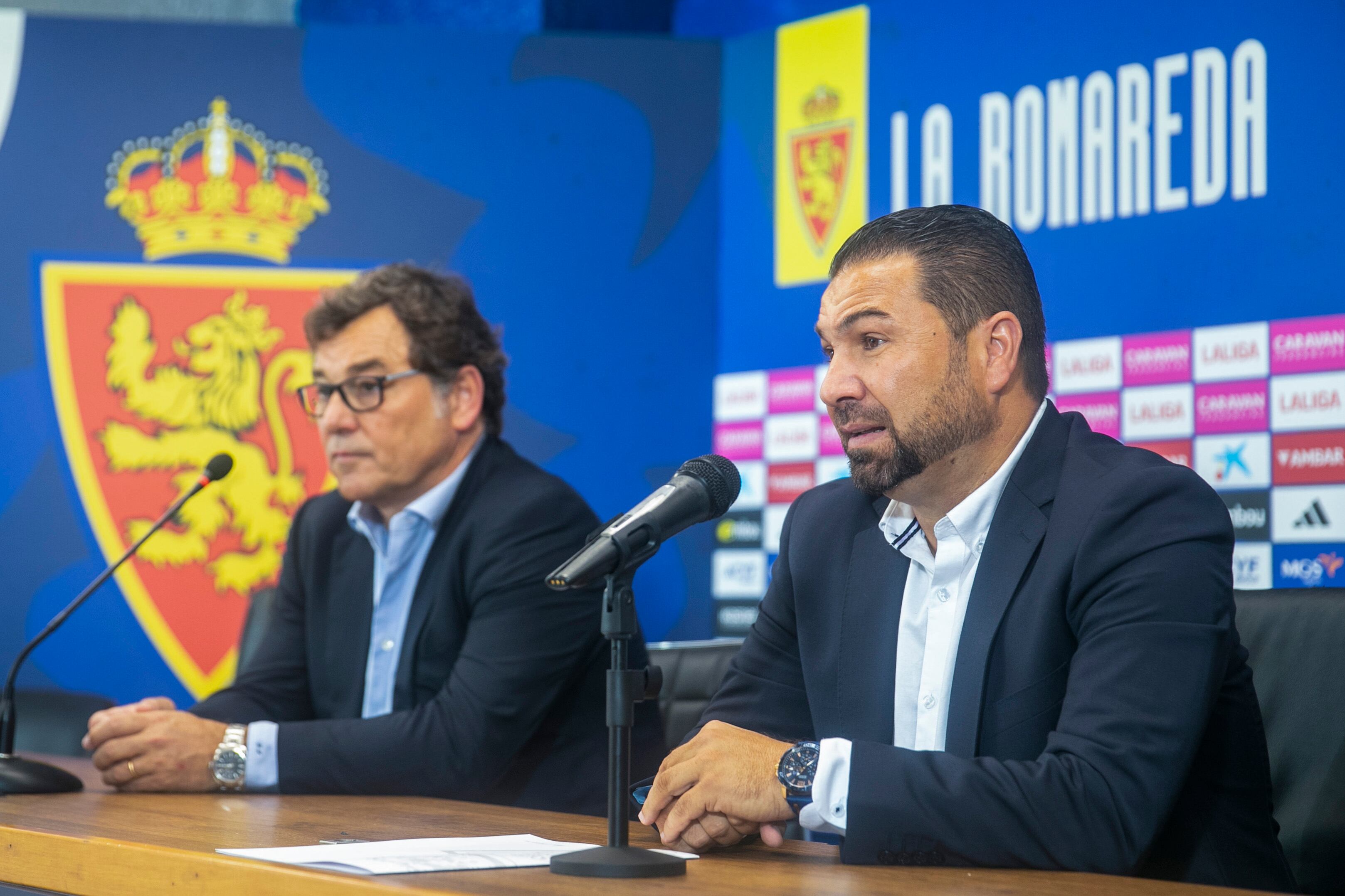 Juan Carlos Cordero, acompañado por Raúl Sanllehí, director general del Real Zaragoza, en la rueda de prensa ofrecida en La Romareda. EFE/ Javier Cebollada