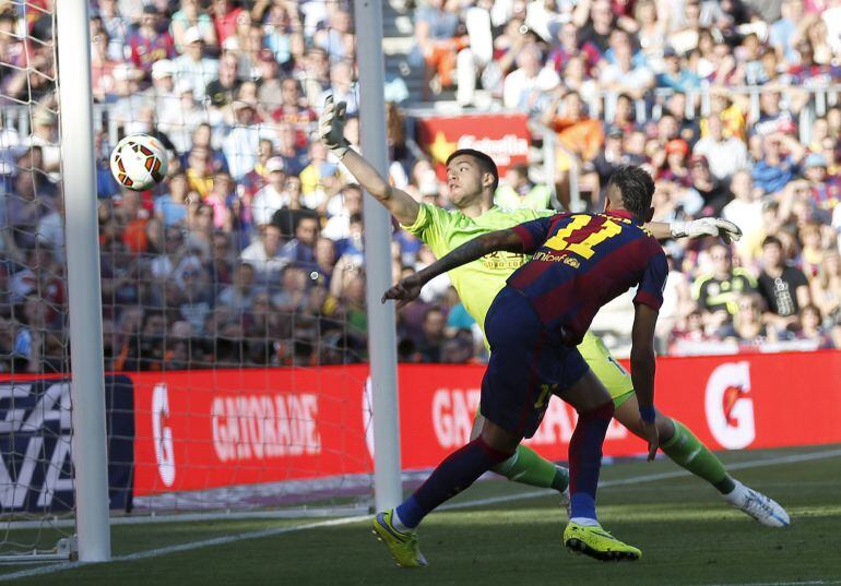 Barcelona's Neymar heads a goal past Real Sociedad goalkeeper Rulli during their Spanish first division soccer matchat Nou Camp stadium in Barcelona, Spain, May 9, 2015. REUTERS/Gustau Nacarino