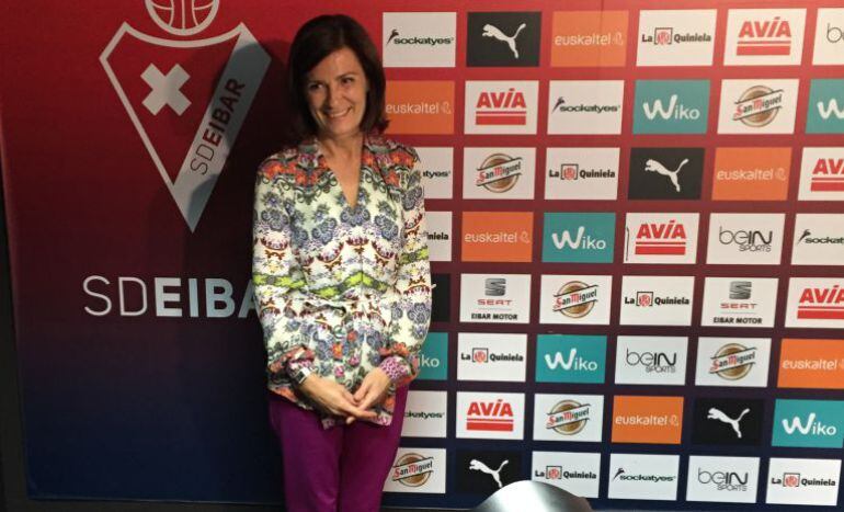 La presidenta del Eibar posa con el escudo