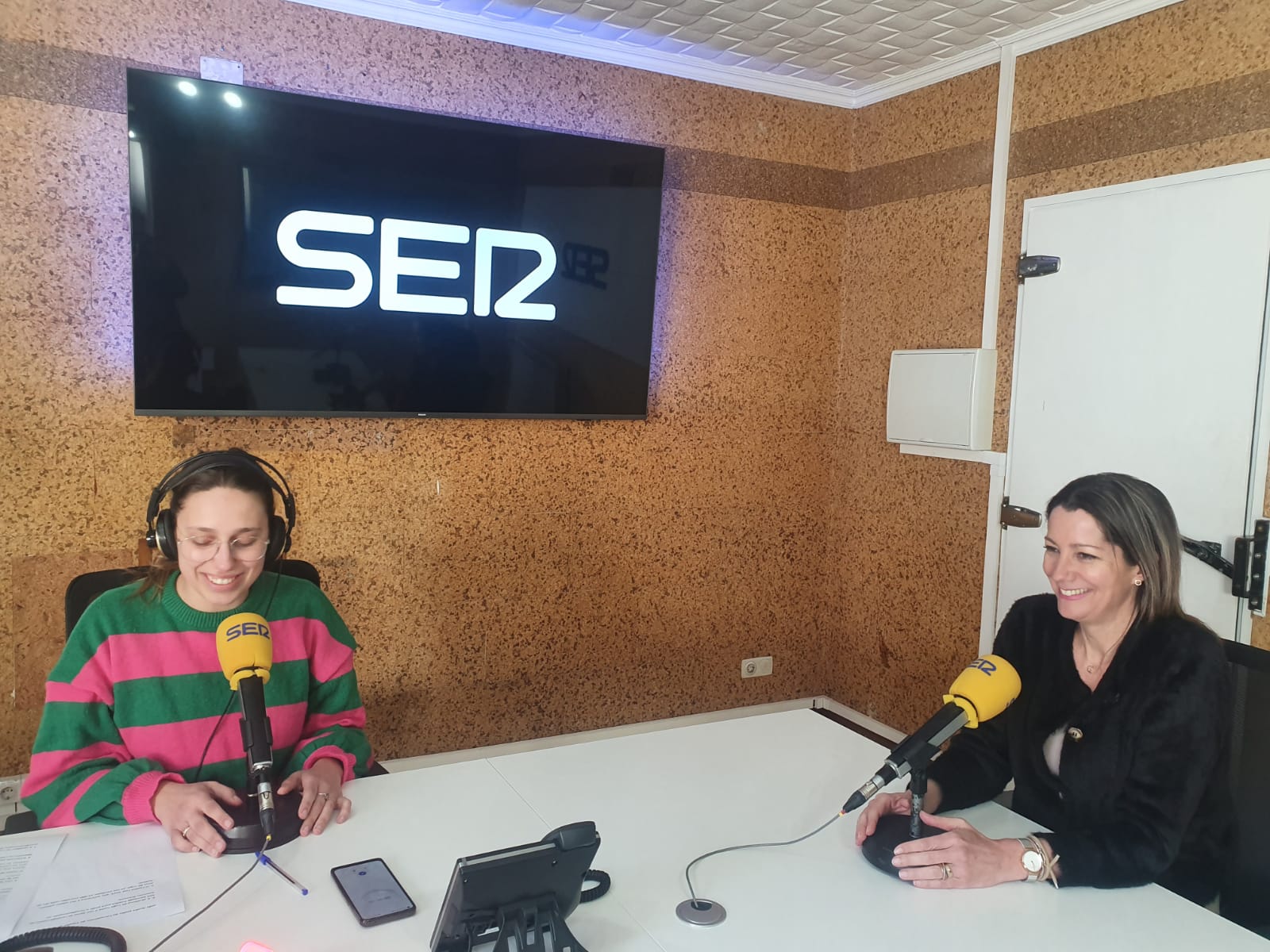 La alcaldesa Lara Méndez en los estudios de Radio Lugo