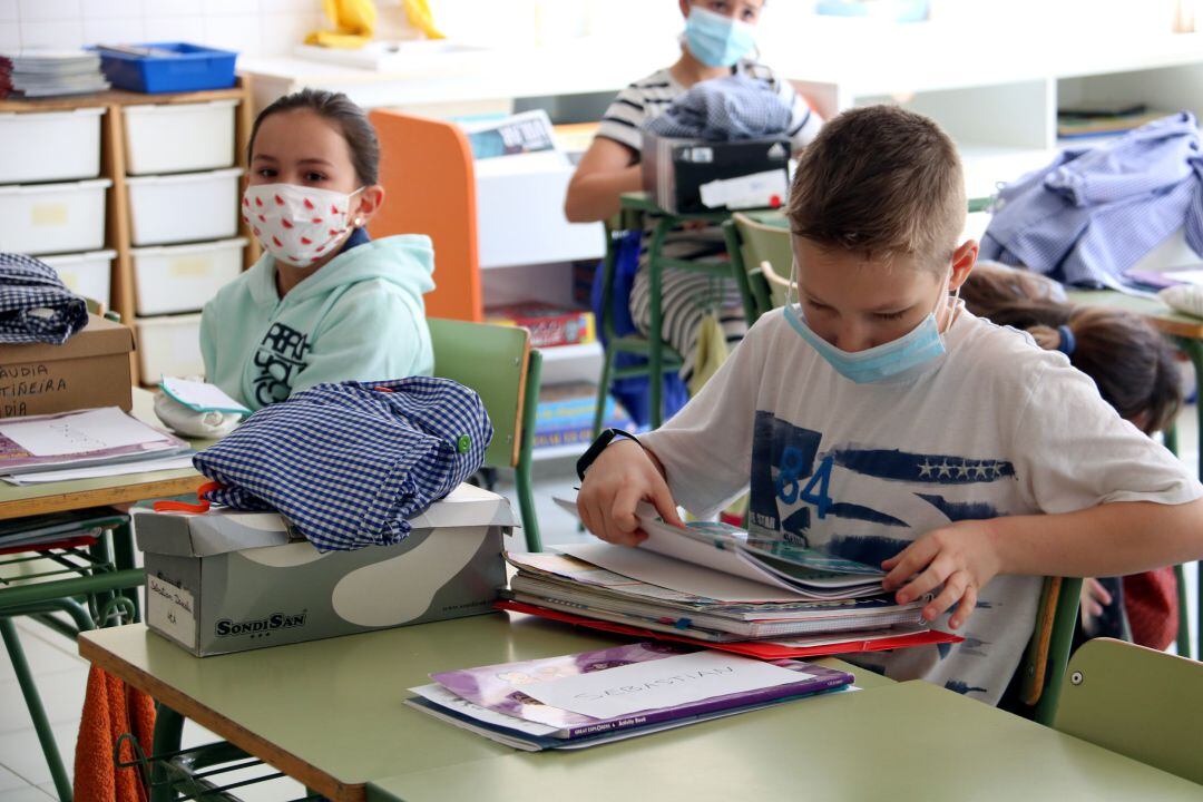 Un alumne de l'institut-escola Sant Jordi de Navàs recull les seves coses de l'aula