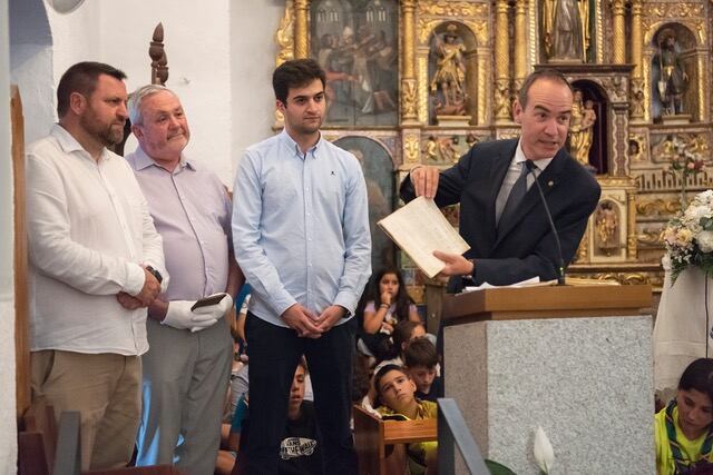 El cònsol major de Canillo, Jordi Alcobé, mostra el llibre de registre de la "Quadrilla" cedit pel seu president, Miquel Torres.