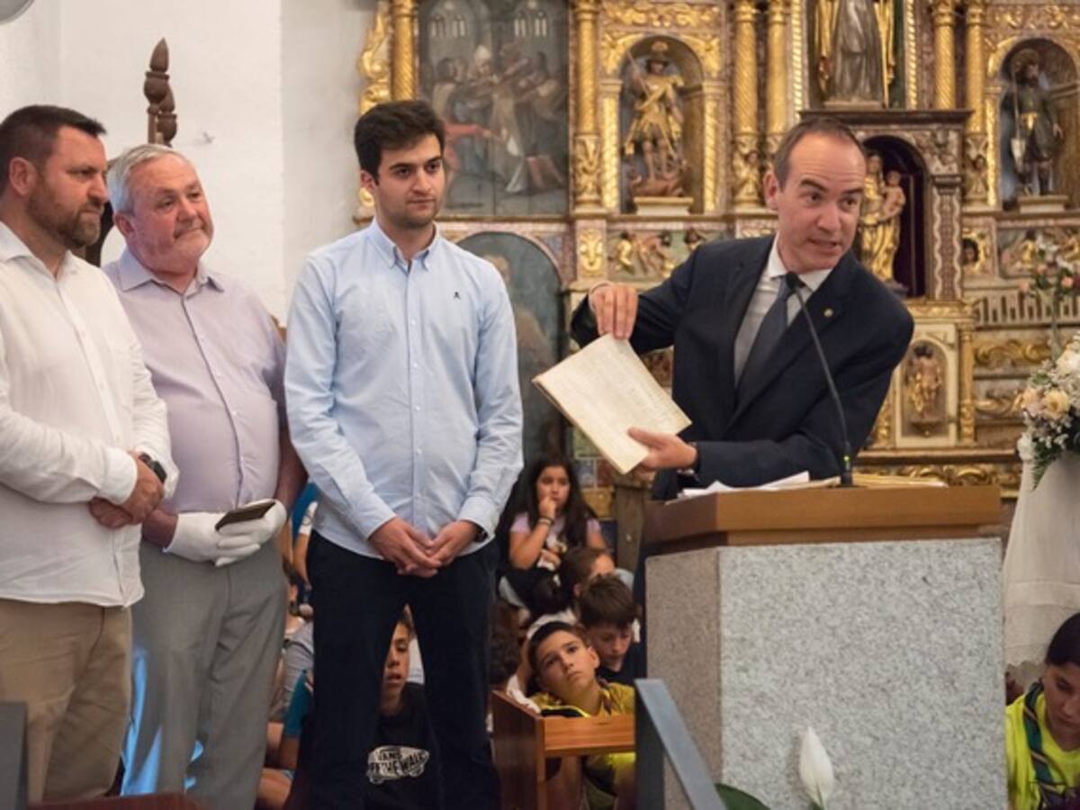 La “Quadrilla” de Canillo entrega al Comú el llibre d'estatuts i el registre de l'entitat
