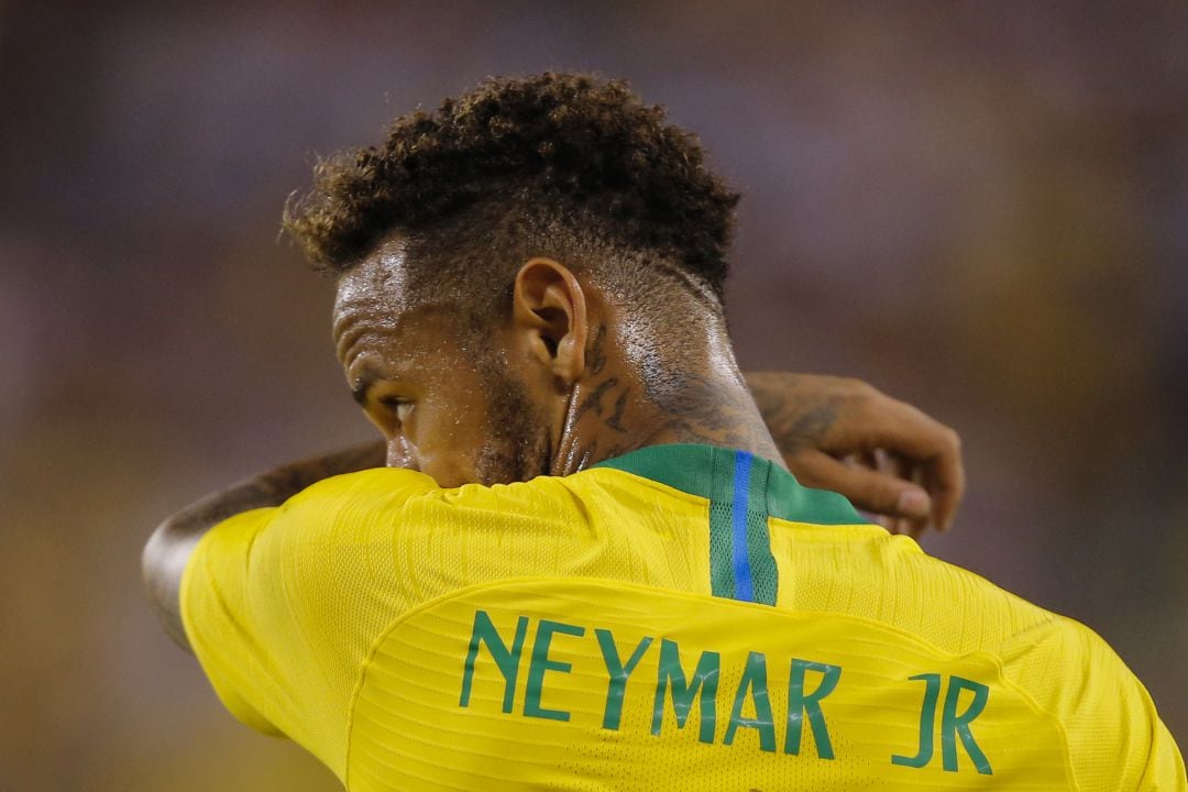 Neymar, de espaldas durante un partido con la selección española